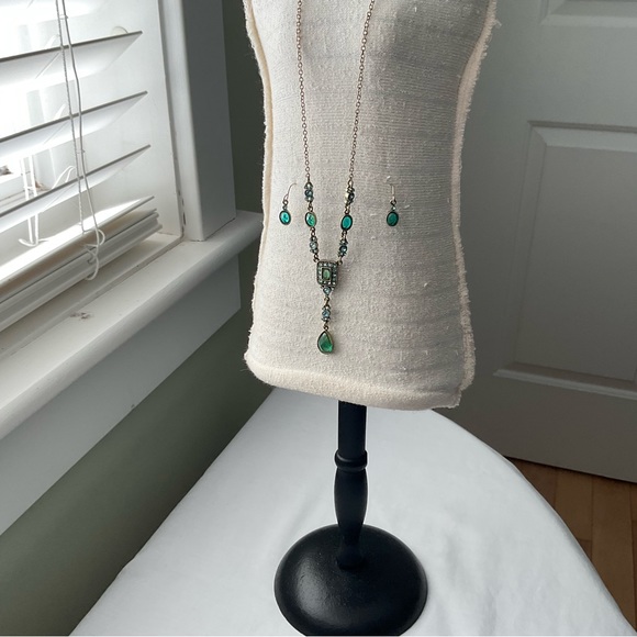 EMERALD AND BLUE FAUX RHINESTONE NECKLACE AND MATCHING EARRINGS SET, VINTAGE - Picture 4 of 6
